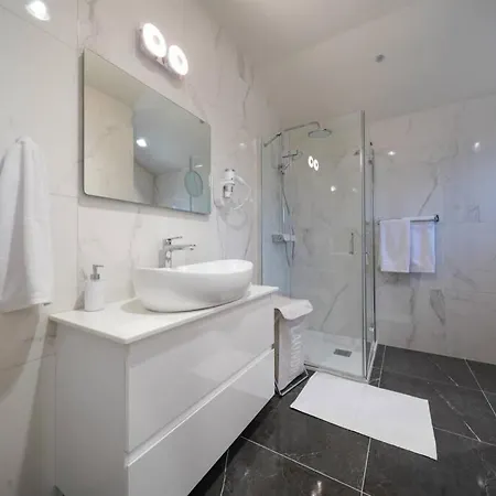 Vala, 4*, Sea View & Private Heated Pool Appartement Pridraga