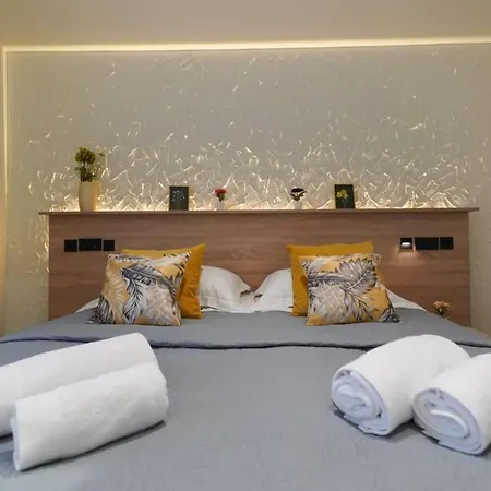 Vala, 4*, Sea View & Private Heated Pool Apartment