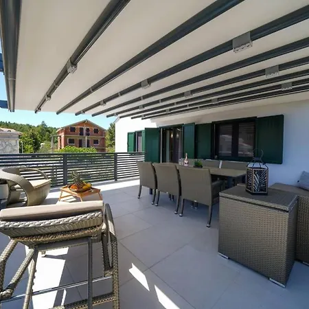 Vala, 4*, Sea View & Private Heated Pool Apartment Pridraga