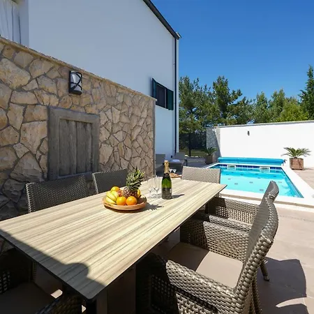 Vala, 4*, Sea View & Private Heated Pool Apartment Pridraga