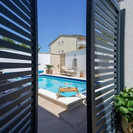 Vala, 4*, Sea View & Private Heated Pool Apartment Pridraga